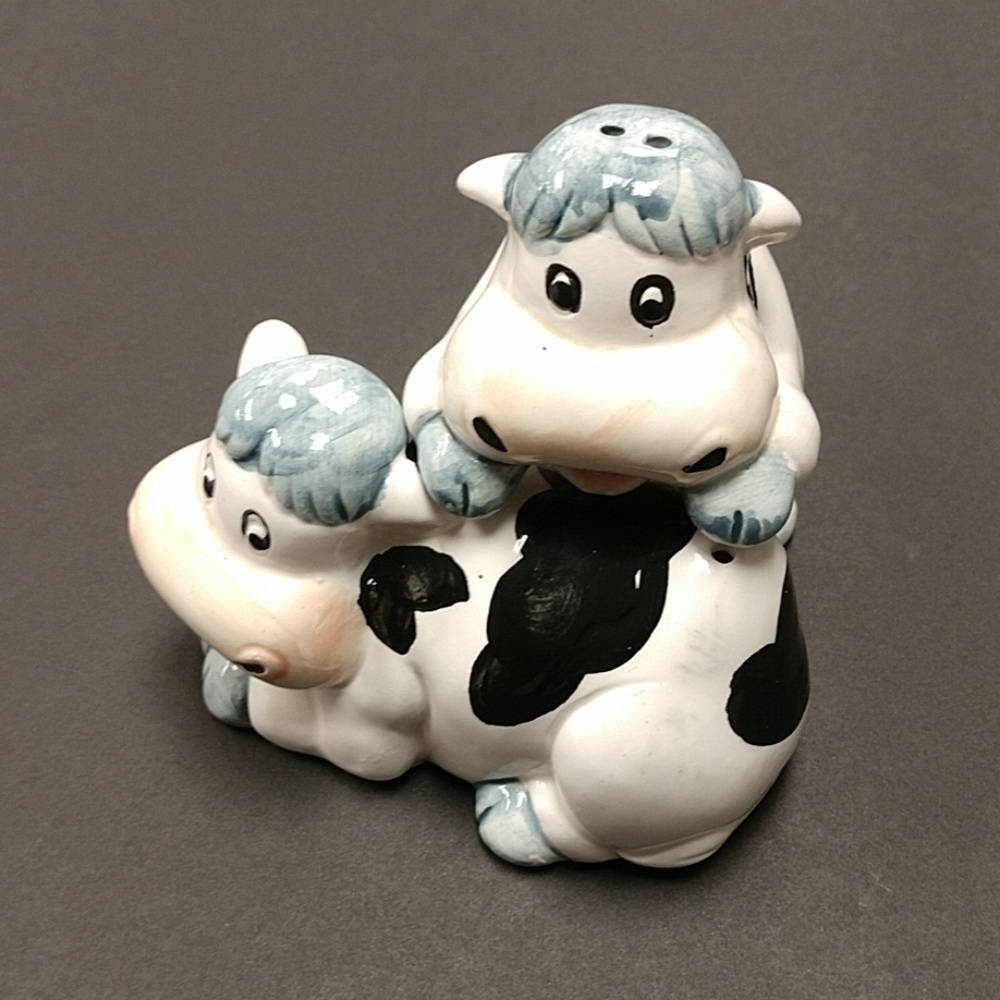 Cow salt and pepper shakers